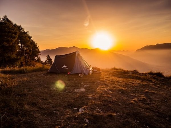 Quelles sont les meilleures techniques pour faire une randonnée nocturne en camping en toute sécurité ?