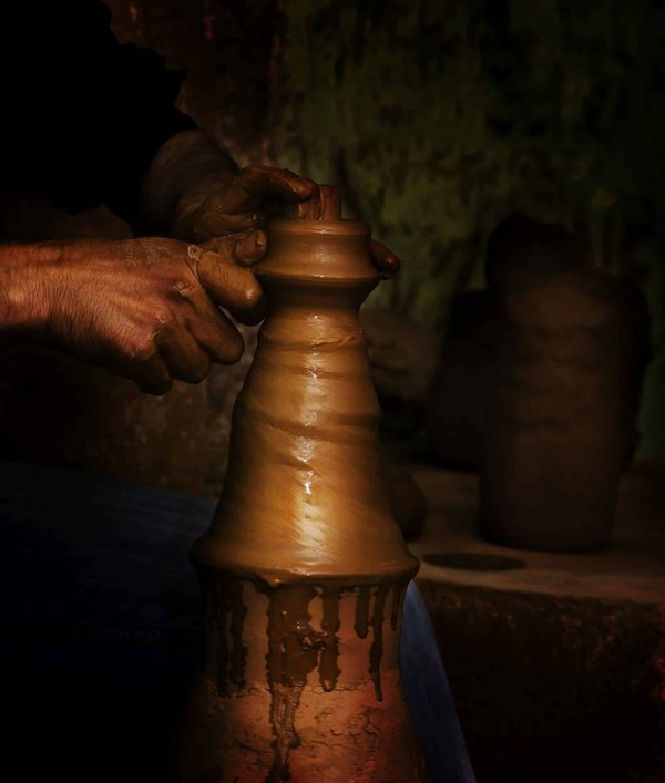 Comment découvrir les traditions de la poterie berbère au Maroc : ateliers et expériences locales ?